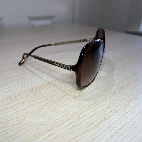 Vintage Burberry Sunglasses – Chic Oval Frame with Gradient Lenses - Picture 3 of 12